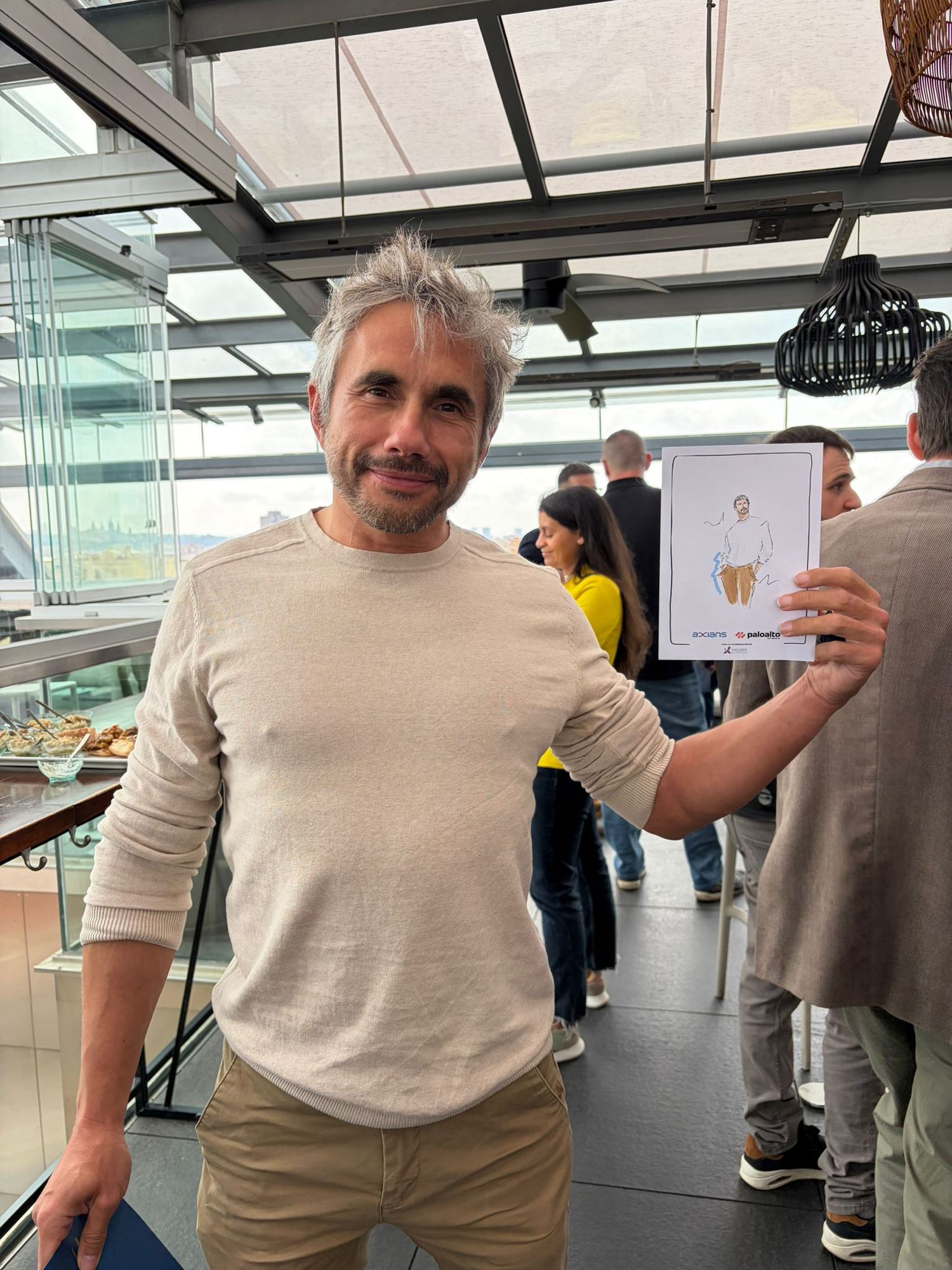 Asistentes con sus ilustraciones al final del evento