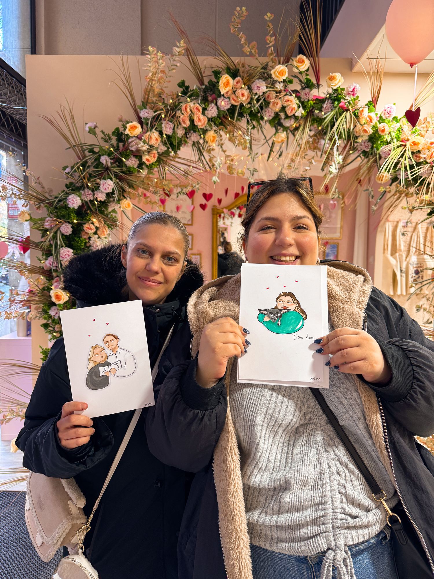 Pareja posando con su ilustración terminada