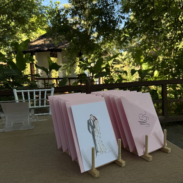 Ilustraciones de boda expuestas en caballetes durante la celebración