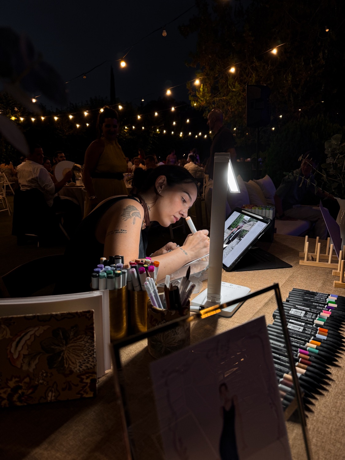 DELUNA personalizando en directo durante un evento nocturno