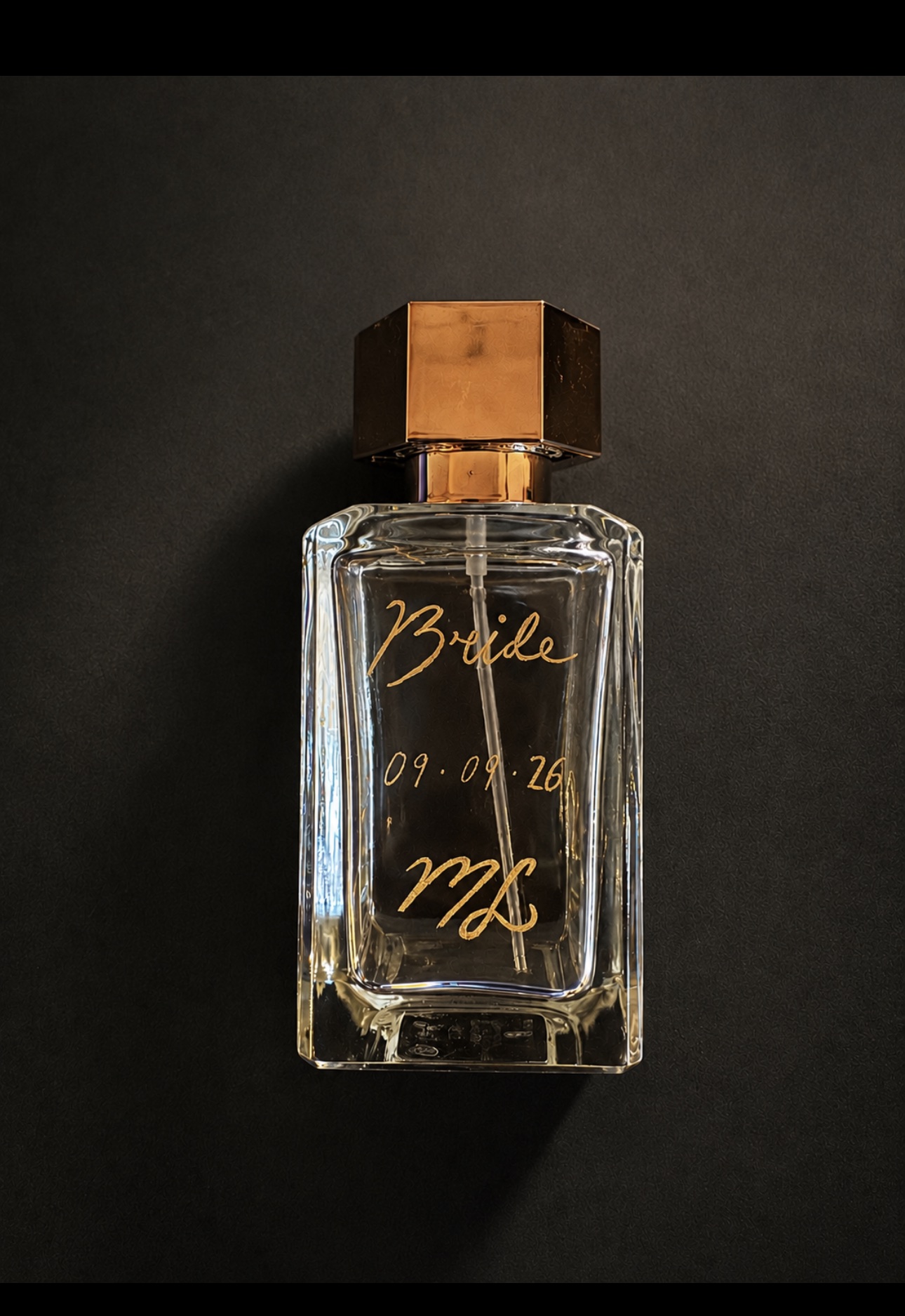 Perfume de novia grabado a mano en dorado con «Bride», la fecha de la boda y las iniciales