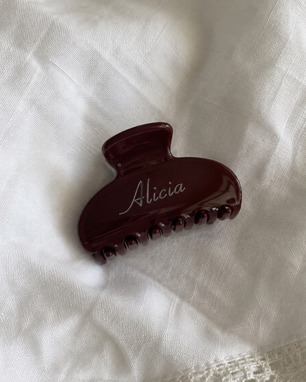 Pinza de pelo granate con el nombre «Alicia» grabado en plateado