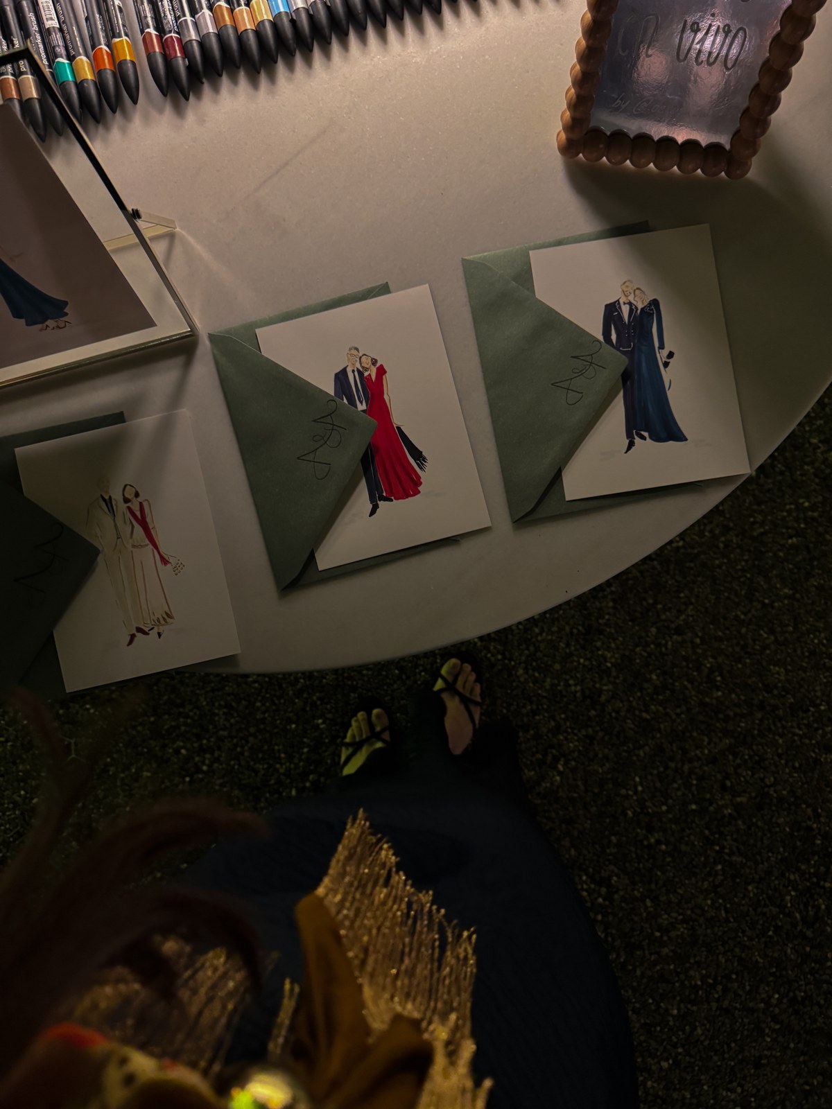 Figurines de invitados terminados y presentados con los sobres verdes de A&A