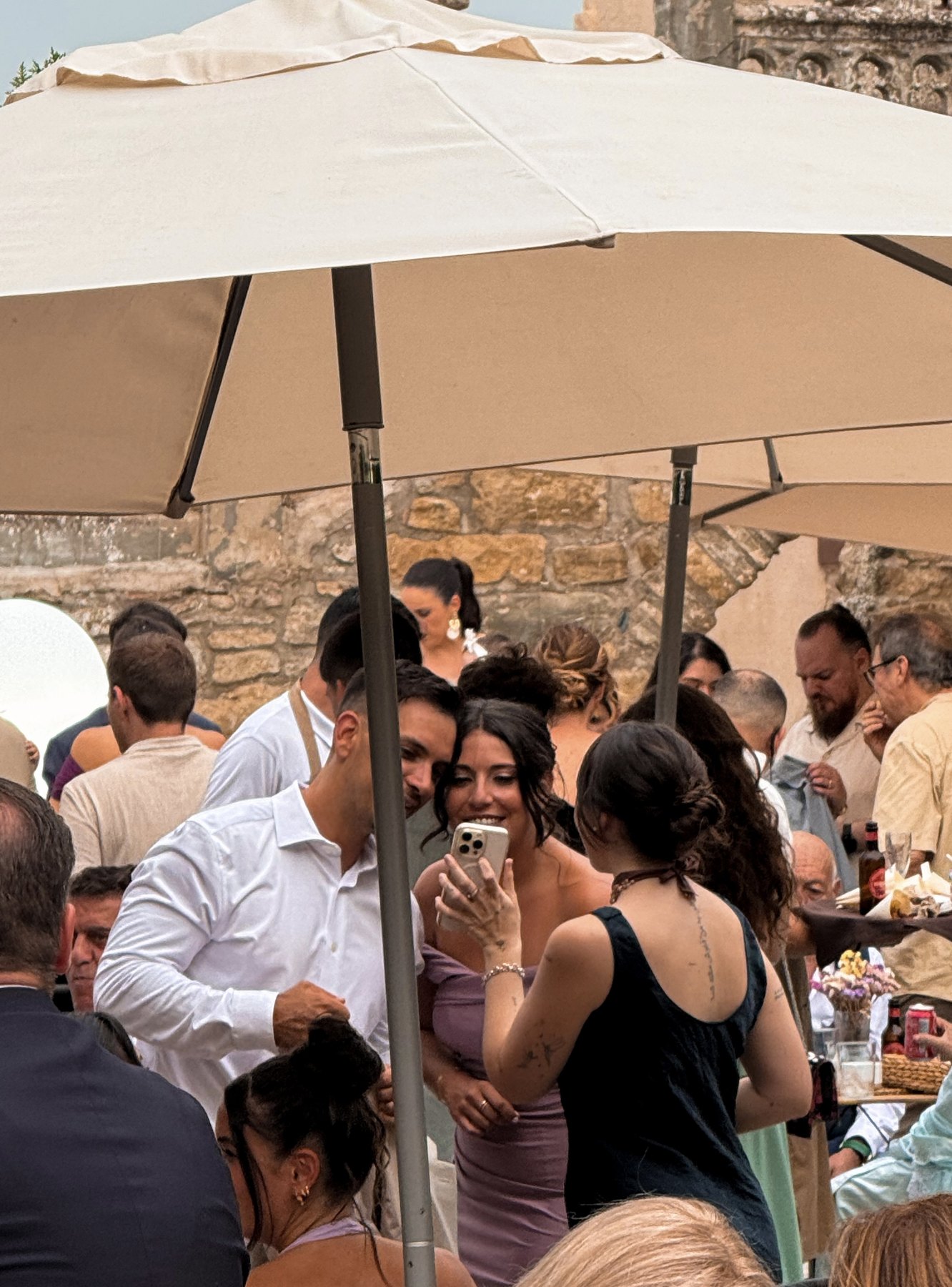 Invitados reunidos alrededor de la mesa durante la celebración