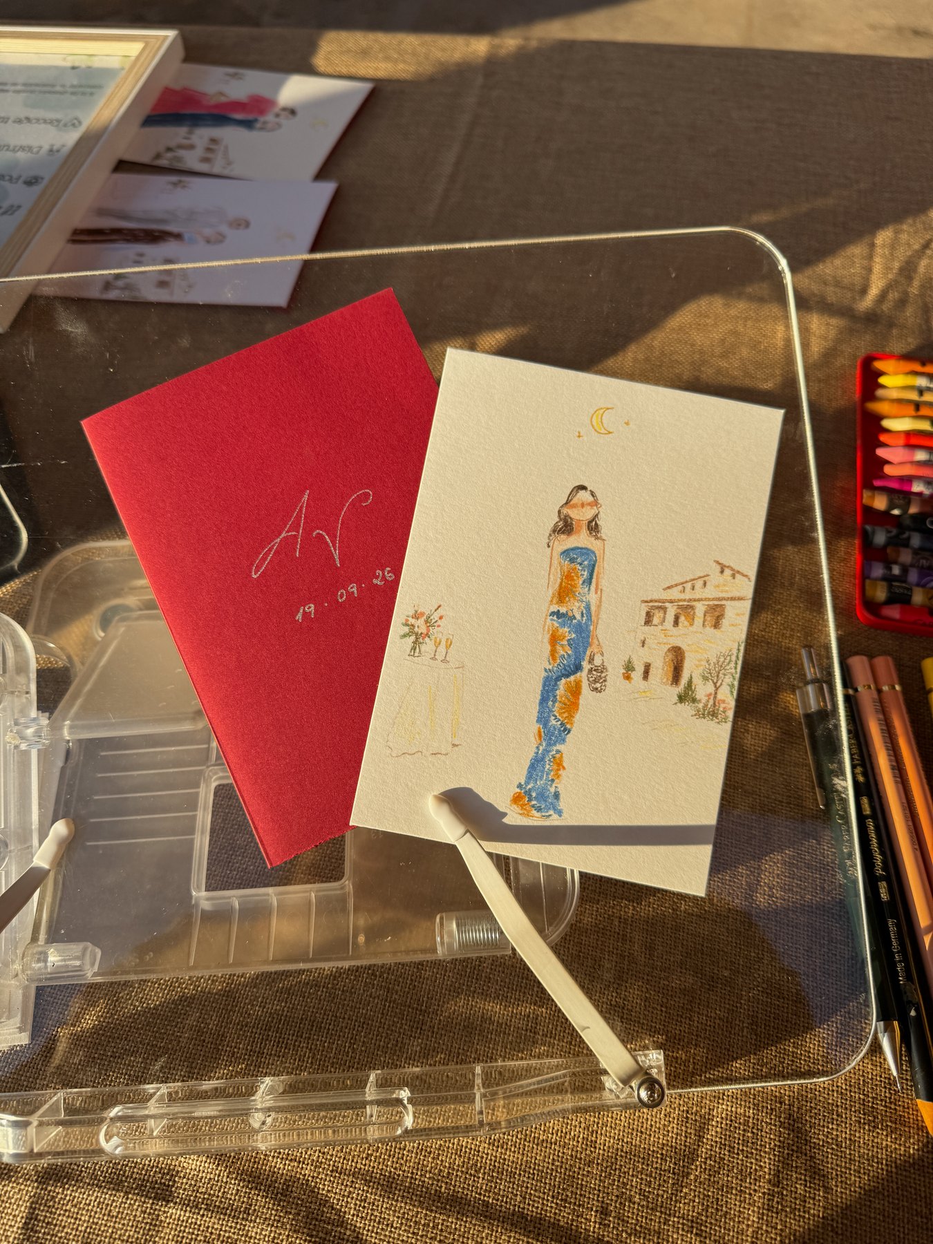 Ilustración en proceso con la masía dibujada junto al retrato