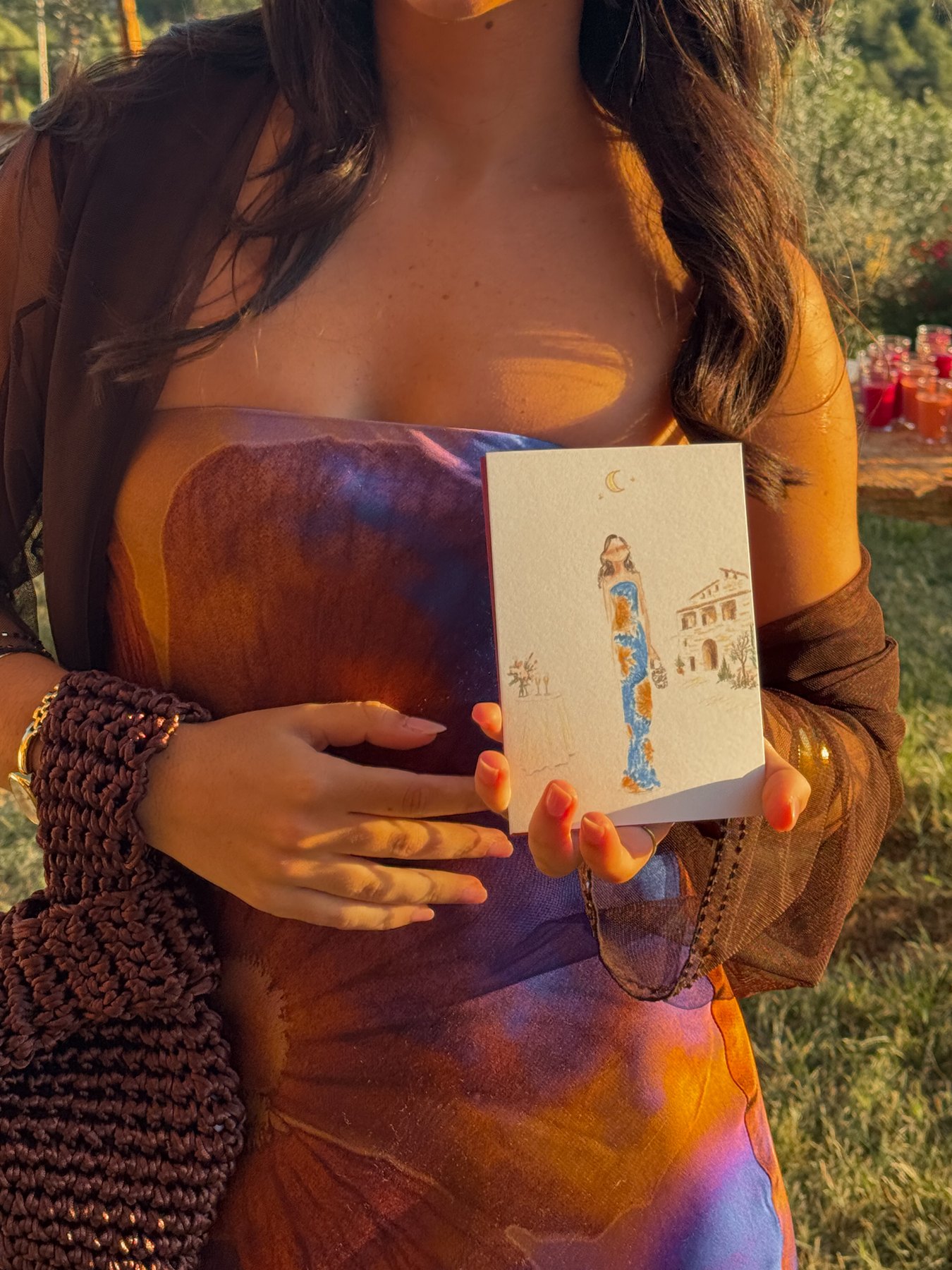 Invitada mostrando su retrato personalizado con Mas de Pedrafita