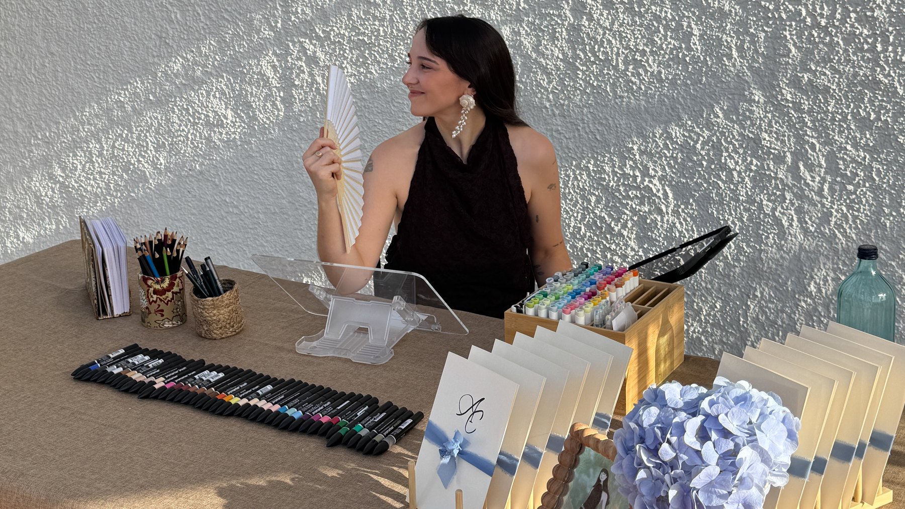Dibujando con un abanico en la mesa de Live Art de la boda