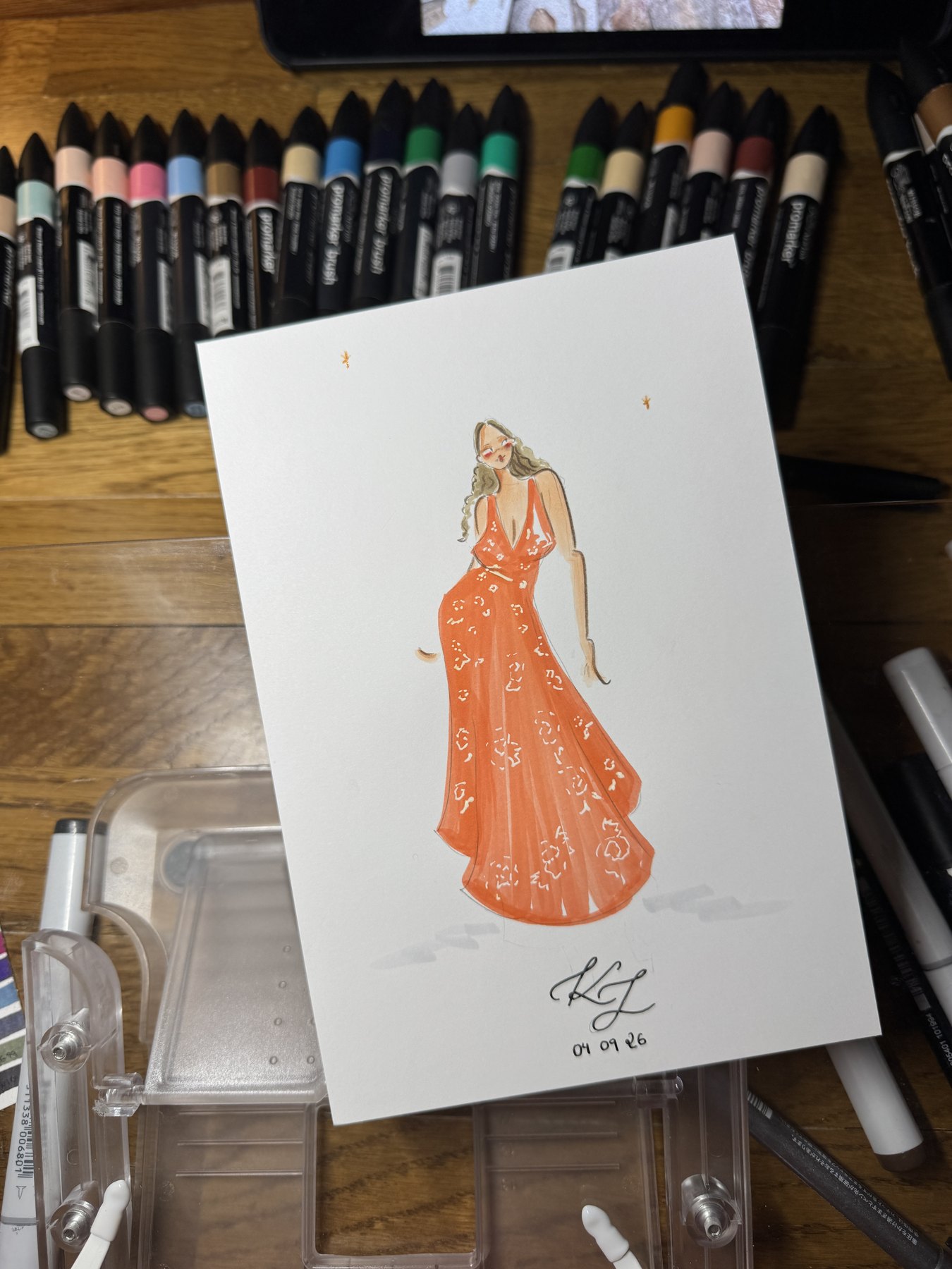 Figurín de invitada dibujado con una composición limpia y editorial
