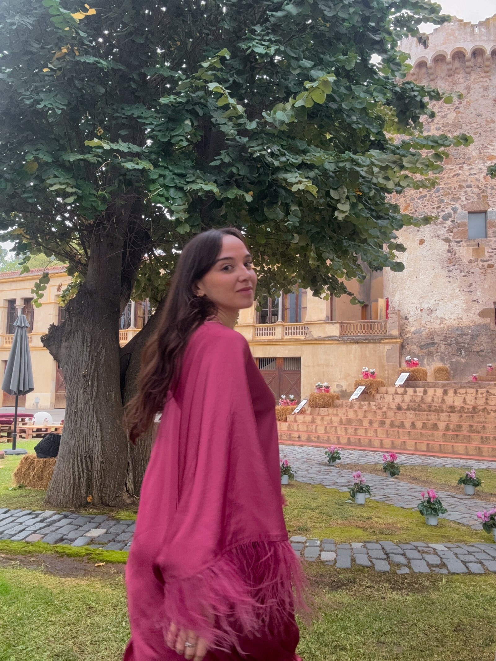 Lorena durante la boda de Liedma y Marc con la torre de Can Ratés al fondo