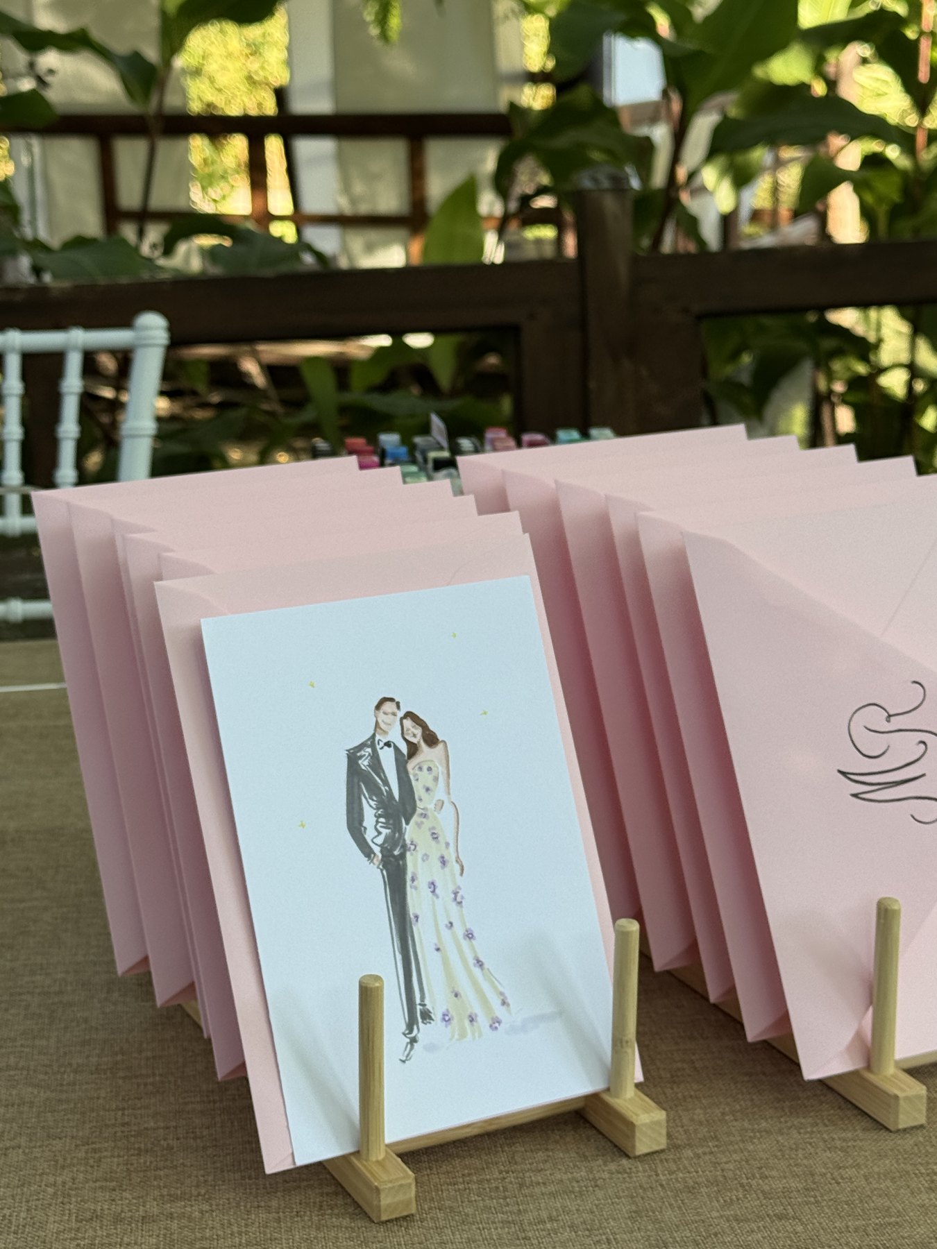 Figurín presentado entre los sobres rosas personalizados