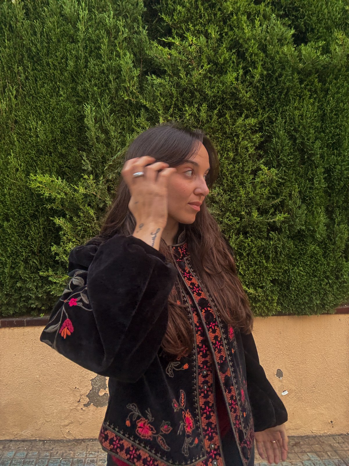 Lorena durante la celebración privada en un espacio exterior de la casa