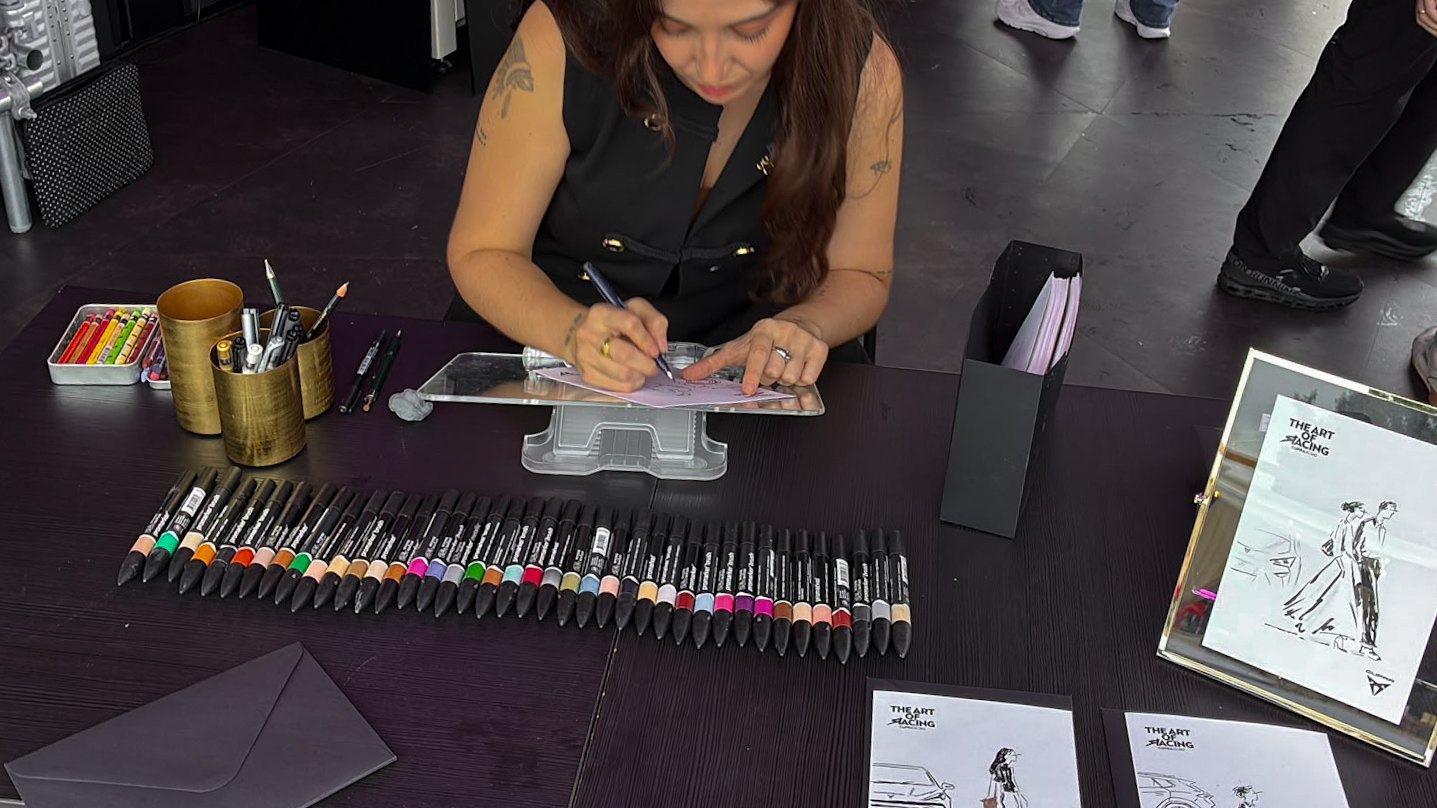 Lorena dibujando en directo durante la activación de CUPRA