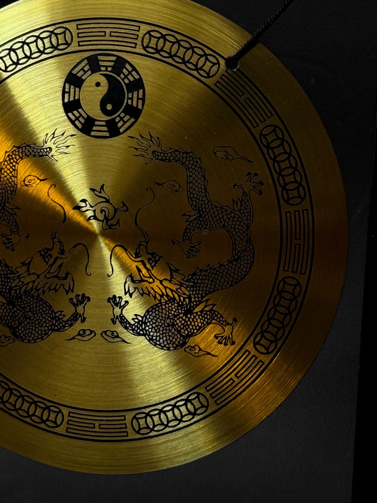 Detalle del gong dorado que ambienta las fotografías de la colección